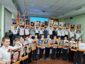 Самарская школа № 81 в числе первых в регионе присоединилась к памятным мероприятиям. В честь 81-й годовщины Победы здесь состоялось торжественное мероприятие «Поклонимся великим тем годам» патриотического проекта «Подвиги и герои».