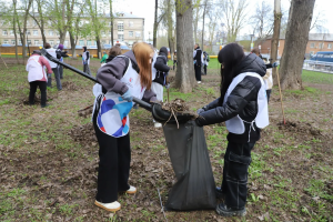 29 апреля активисты Самарского Дома молодежи вышли на уборку парка «Молодежный». Более 50 человек привели общественную территорию в порядок в рамках Всероссийской акции «Мы за чистоту», приуроченной к Году единства народов России.