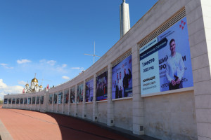 В Самаре на медиаэкранах площади Славы работает цифровая фотовыставка, посвященная Человеку труда. Выставка приурочена к Празднику весны и труда. Главные герои - жители Самарской области - люди, посвятившие себя созидательному труду в самых разных отрасля
