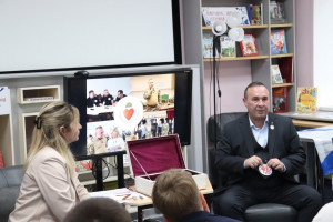 В рамках проекта «Зов маленьких сердец» в Самарской областной детской библиотеке состоялась встреча ребят с участником СВО - Артуром Губайдуллиным.