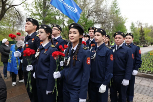 1 мая на Аллее Трудовой Славы в Самаре состоялась торжественная церемония у стелы «Город трудовой доблести».