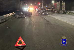 1 мая в 20:05 24-летний водитель, управляя автомашиной Lada Priora на 2 км. автодороги «Самара-Волгоград-Новокуйбышевск № 1» выехал на полосу встречного движения, где обгон запрещен, и допустил столкновение с легковой автомашиной Saab.