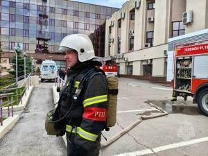 В Самаре прошли масштабные учения, в ходе которых пожарные отработали сценарий эвакуации и тушения условного пожара в здании банка.