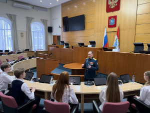 В преддверии Дня Победы Самарская Губернская Дума стала местом диалога, соединившего прошлое, настоящее и будущее России.