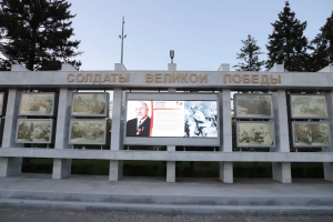 В Самаре накануне Дня Победы открылась мультимедийная выставка «Герои Труда». Она размещена на экранах на площади Куйбышева и объединяет более 60 биографий