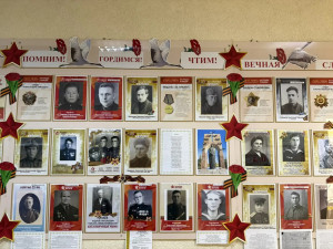В преддверии Дня Победы в рамках Всероссийской акции «Стена Памяти» в минздраве СО открыт специальный стенд, на котором изображены портреты ветеранов Великой Отечественной войны – членов семей и родственников сотрудников ведомства.