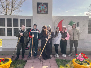 Энергетики благоустроили памятник воинам в селе Александровка Самарской области