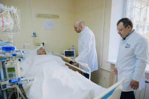 Сейчас он единственный из всех пострадавших от атак БПЛА в нашем регионе остается госпитализированным, остальные пациенты выписаны.