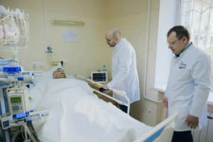 Вячеслав Федорищев в больнице им. В.Д. Середавина навестил самарца, получившего травмы в результате атаки беспилотника