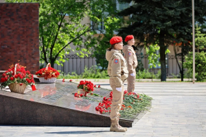 9 мая, в День Победы, у Вечного огня в парке Победы по традиции выставлен Почетный караул.