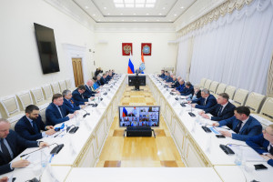 На оперативном совещании в правительстве Самарской области во вторник, 12 мая, обсудили вопросы безопасности школьников, родителей и учителей во время проведения праздника.