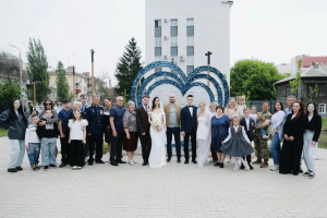 В пятницу, 15 мая, губернатор Вячеслав Федорищев принял участие в акции, посвященной Международному дню семьи. Около Дворца бракосочетаний Самарского района супружеские пары высадили саженцы деревьев.