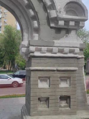 В Самаре на Монастырских воротах на старых кирпичах нарисовали новые