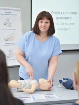 Экстренная помощь понадобилась ученице 3 класса, которая на уроке начала задыхаться. Медсестра Самарской горбольницы № 5 Елена Скугарева находилась в школе и немедленно приступила к проведению сердечно-лёгочной реанимации.
