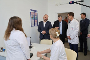 Сегодня, 19 мая, губернатор Самарской области Вячеслав Федорищев посетил поликлинику Самарской городской больницы № 10 в Волгаре.
