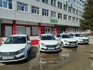 Благодаря мероприятиям национальных проектов в Тольяттинской городской поликлинике №1 обновлен автопарк. За 2024–2025 годы поликлиника получила пять новых автомобилей.