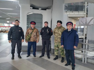 Сотрудники самарской транспортной полиции несут службу совместно с казаками