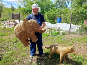 Участниками фестиваля «Отец-молодец!» могут быть мужчины (отцы) от 20 лет, проживающие на территории Самарской области, которые занимаются различными традиционными ремеслами.