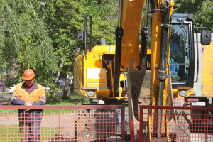 До 3 июня в Самаре полностью перекрыто движение транспорта по улице Гая, от жилого дома № 36 до улицы Революционной. Это необходимо для замены аварийного участка канализационной линии протяженностью 30 метров.