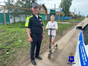 Сотрудники Госавтоинспекции совместно с юными инспекторами движения и активистами «Родительского патруля» проводят беседы с водителями и пешеходами.
