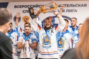 Участниками стали 17 команд из 11 регионов России, которые соревновались в четырех дивизионах на трех ледовых площадках в Самаре.