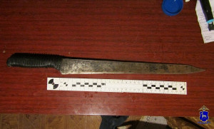 В Приволжском районе мужчина ударил ножом сожителя знакомой