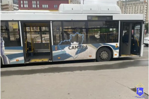 В Самаре водитель автобуса допустил падение 69-летней женщины, которая выходила через переднюю дверь