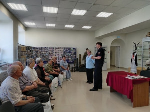 В Исаклинском районе полицейские встретились с местными жителями, чтобы поговорить о безопасности в летний период.