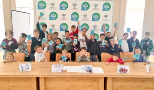 В галерее Управления самарского Росреестра ребята познакомились с Выставкой «Единство народов в Победе», посвященной героям Великой Отечественной войны.