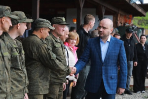 30 мая глава региона посетил в Новокуйбышевске стрелковый комплекс «Ранчо». Здесь проходят обучение сотрудники всех спецподразделений региона.