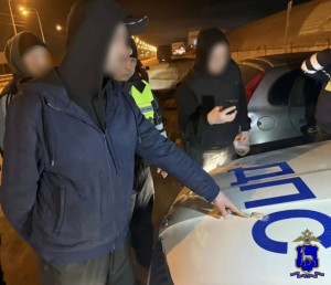 В марте сотрудники ГАИ СО во время несения службы недалеко от пгт. Смышляевка обратили внимание на мужчину, который двигался по обочине трассы в нарушение ПДД.
