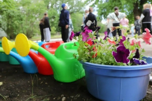 Школьники высаживают цветы в летних лагерях Самары