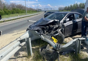 В Сызранском районе на трассе М-5 Hyundai Solaris врезался в препятствие