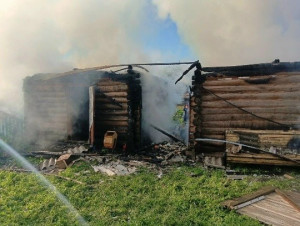 в Исаклинском районе загорелись надворные постройки