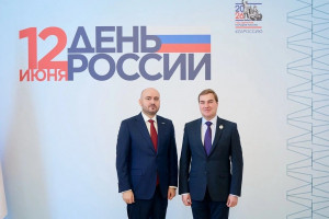 Евгению Хохлову, художественному руководителю и главному дирижеру Шостакович Опера Балет присужден почетный знак "За труд во благо земли Самарской"