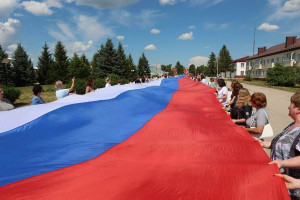 В Самарской области «Единая Россия» и «Молодая Гвардия» развернули многометровые триколоры в честь Дня России