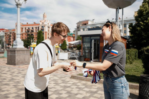 Молодежка Народного фронта в Самарской области провела патриотическую акцию в честь Дня России.