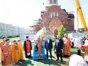 В микрорайоне «Кошелев Парк» на окраине Самары освятили купол нового храма