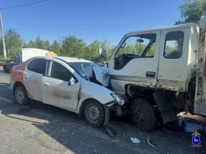 В Новокуйбышевске легковой автомобиль столкнулся с малотоннажным грузовиком BAW Fenix