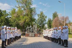 В преддверии Дня медицинского работника в Самаре состоялась церемония торжественного возложения цветов к скульптурной композиции «Наследие и наставничество».