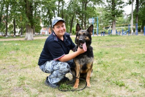 В Самарской области полицейские и общественники организовали для юных жителей региона профориентационные встречи с сотрудником кинологической службы.