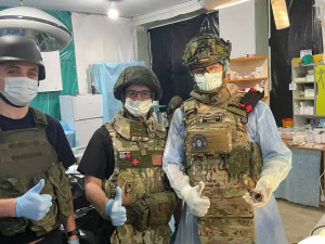 Врач-хирург из Самары Михаил Лежнев, добровольно отправившийся в зону специальной военной операции, совместно с коллегами спасли жизнь тяжелораненого военнослужащего.