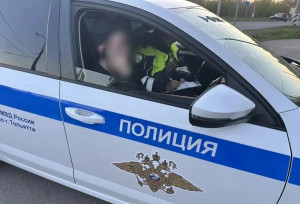 Ночью 22 июня во время патрулирования в Автозаводском районе на улице Ботанической сотрудники ГАИ Тольятти возле одного из многоквартирных домов обратили внимание на мужчину, который поднял что-то с земли.