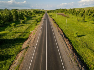 В 2026 году в Самарской области в рамках нацпроекта «Инфраструктура для жизни» приведут к норме 112,4 км дорог к медучреждениям. Это повысит комфорт и безопасность маршрутов для пациентов.
