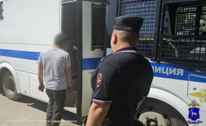 Сотрудники самарской полиции в ходе мониторинга сети Интернет выявили видеозапись, запечатлевшую противоправные действия мужчины, которую на своей странице в одной из социальных сетей разместила 25-летняя местная жительница.