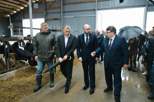 Губернатор Вячеслав Федорищев встретился с представителями животноводческого комплекса «Северная Нива Самара» в селе Старое Резяпкино.