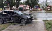 В Тольятти водитель автомобиля выехал на запрещающий сигнал светофора и столкнулся с Lada Vesta