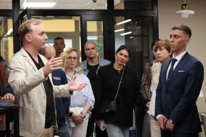 Директор технопарка Александр Сергиенко познакомил участников региональной стажировки с инфраструктурой технопарка, а также с экосистемой поддержки инноваций региона.