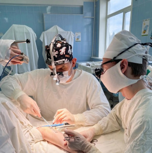 Специалисты Тольяттинской детской клинической больницы провели оперативное лечение юной пациентке с травматическим повреждением нерва с использованием уникальной методики. Данную методику врачи используют единственные в Самарской области. 