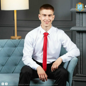 Выпускник Кинель-Черкасского ОЦ №2 Александр Золотарёв сдал ЕГЭ по физике на 100 баллов! Это результат не только его упорного труда, но и профессионализма его наставника — Мемикова Ильи Сергеевича, который помог раскрыть талант ученика.